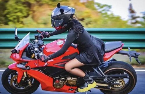 摩托车女骑网红吃瓜,揭秘网络红人的真实生活
